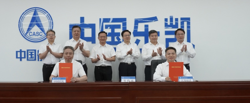 中國樂凱與宿遷市簽訂合作協(xié)議 侯景濱、李東會見宿遷市委書記陳忠偉并共同見證簽約
